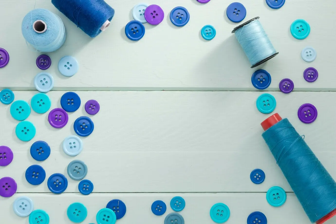Draufsicht auf Knöpfe mit Faden und Platz für Text.