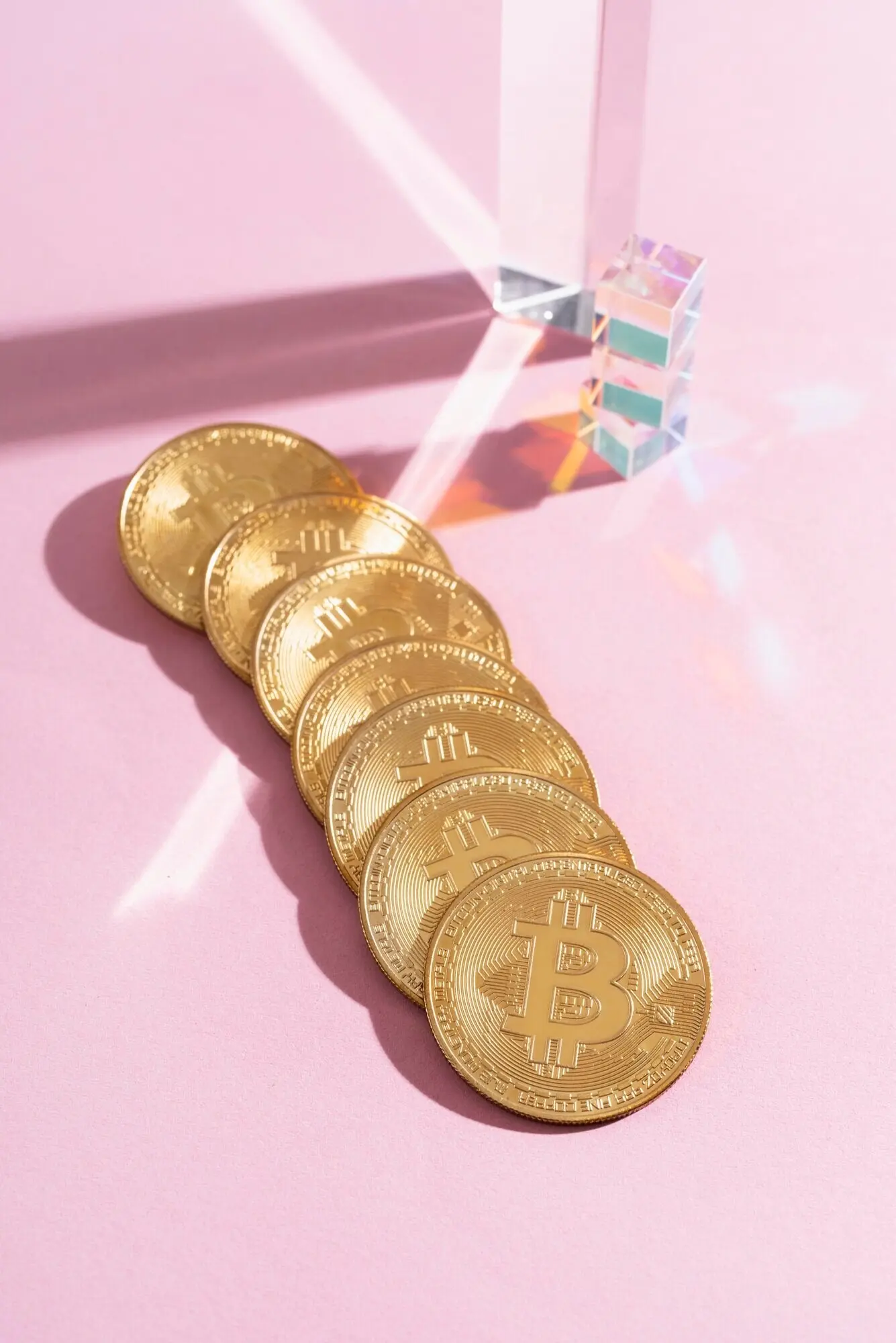 Komposition eines Stilllebens mit Kryptowährung.